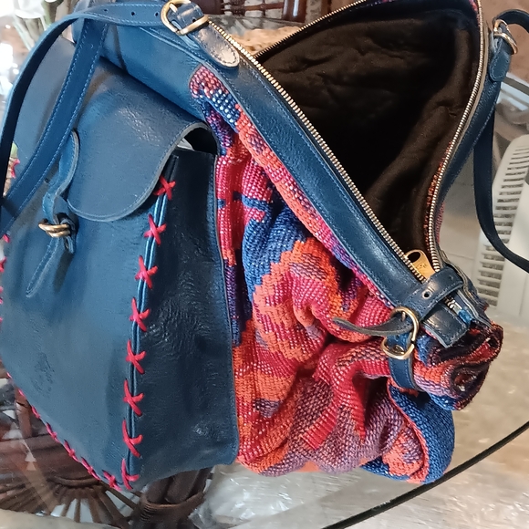 Elegant NWT Women\'s Large Convertible handbag or backpack or overnight Bag\